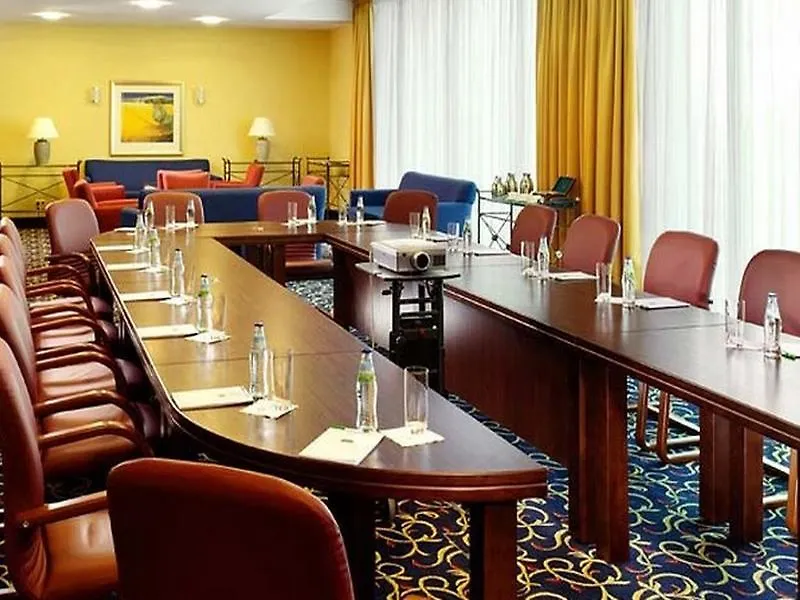 Courtyard By Marriott Warsaw Airport Hotel 4*,  Polónia