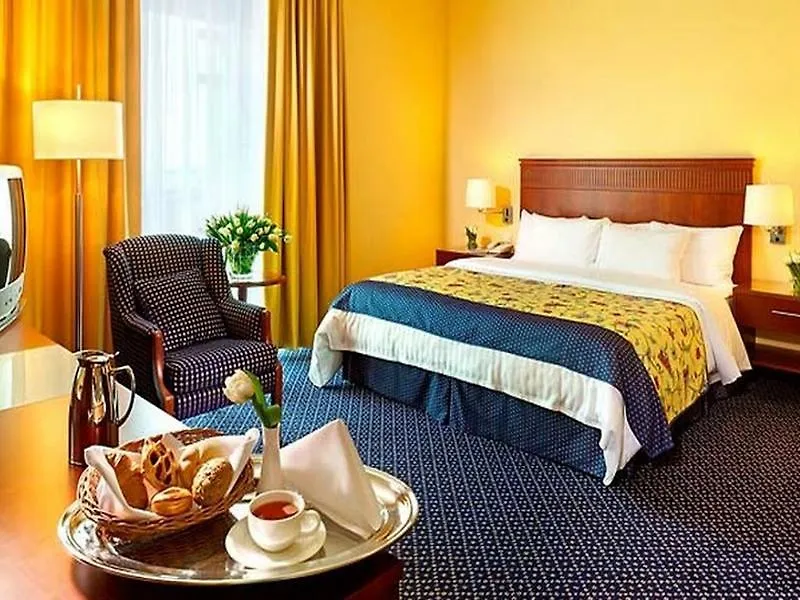 Courtyard By Marriott Warsaw Airport Hotel