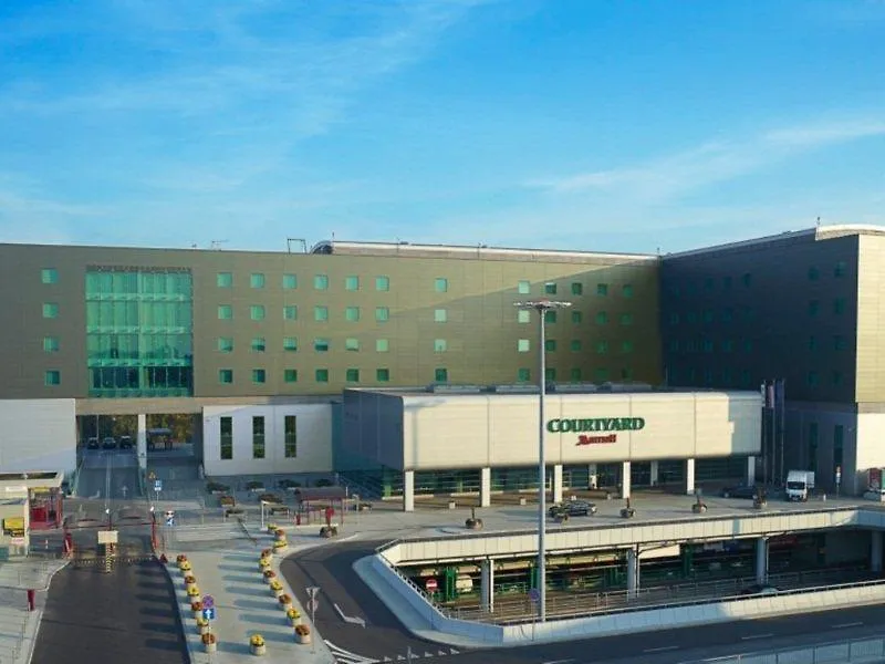 Courtyard By Marriott Warsaw Airport Hotel