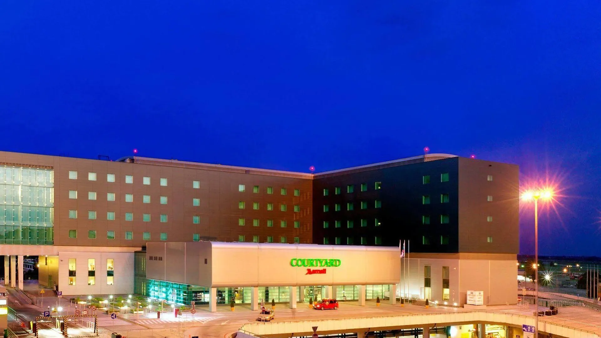 Courtyard By Marriott Warsaw Airport Hotel