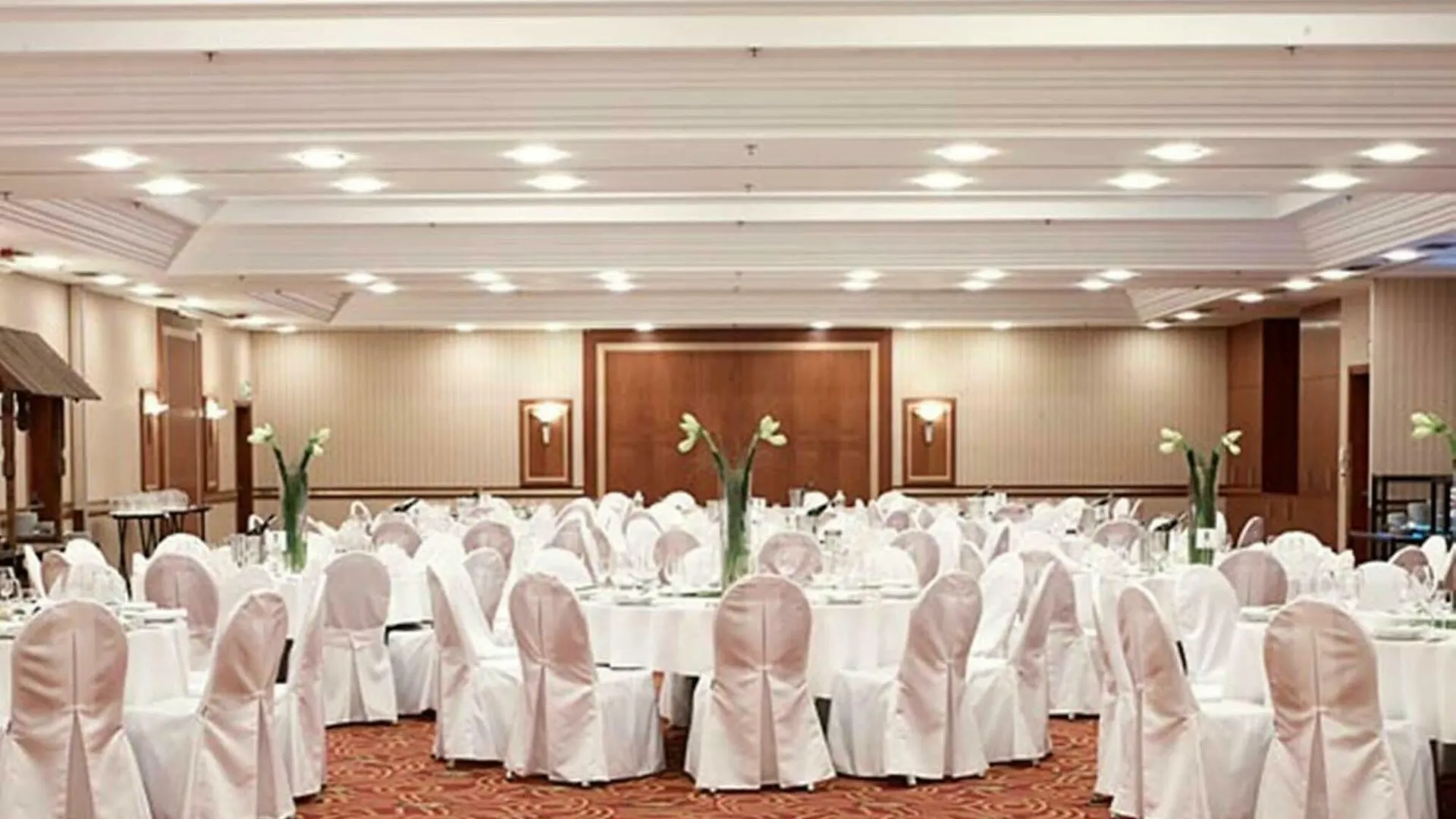 Courtyard By Marriott Warsaw Airport Hotel